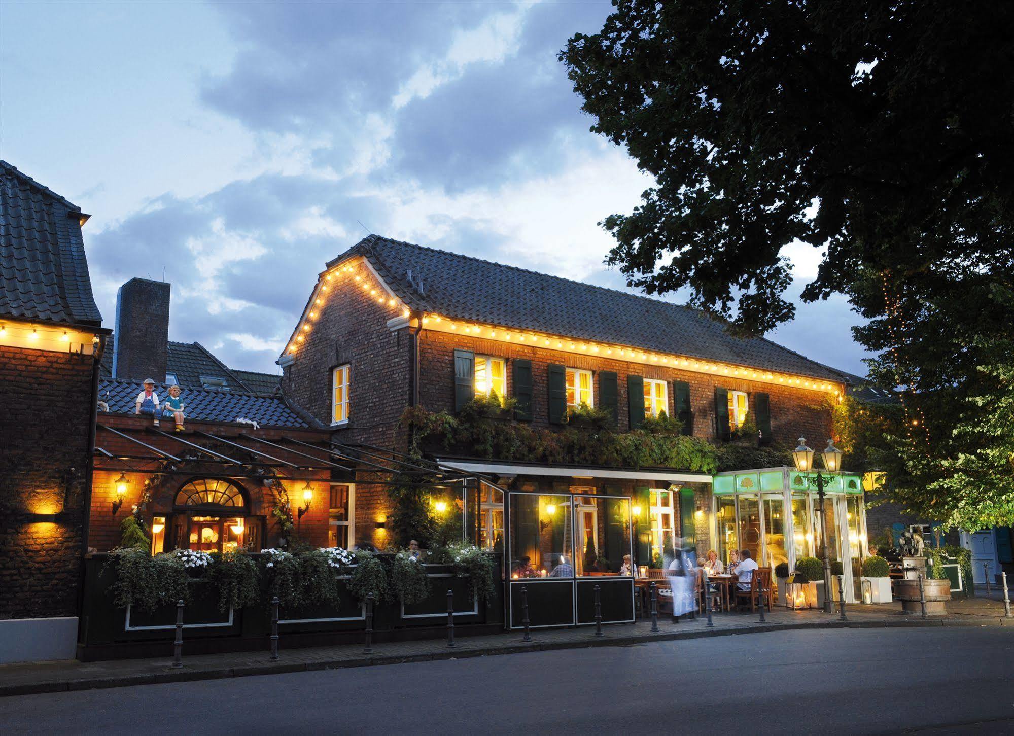 Wellings Romantik Hotel Zur Linde Moers Exterior foto